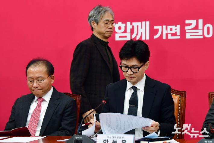 비상대책위원회의 참석하는 한동훈 비대위원장-김경률 비대위원