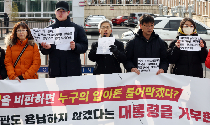 22일 오전 서울 용산구 대통령실 앞에서 열린 '어떤 비판도 용납하지 않겠다는 대통령을 거부한다' 기자회견에서 권영국 변호사(민변 집회시위 인권침해감시변호단장)가 발언하고 있다. 연합뉴스