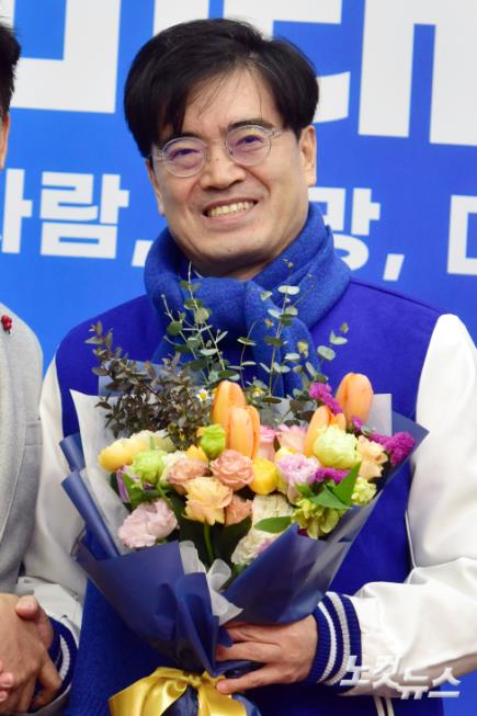 더불어민주당 입당 환하게 웃는 공영운 전 현대차 사장