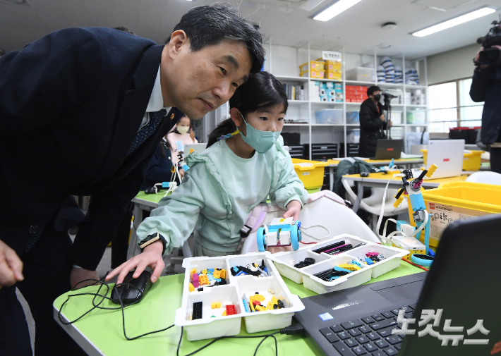 이주호 사회부총리 겸 교육부 장관이 서울 서대문구 서울가재울초등학교에서 늘봄학교 관련 학교현장을 방문해 한 학생이 만든 자동차 코딩로봇에 대해 설명을 듣고 있다. 류영주 기자