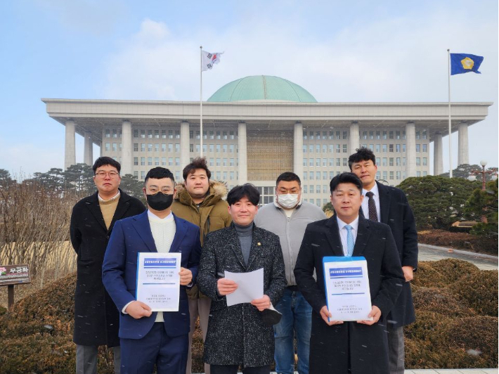 강진을 사랑하는 더불어민주당 청년당원들이 22일 오전 9시 국회를 직접 방문해 '강진군의회 의장 불신임 사태의 철저한 진상조사와 징계를 촉구'하는 성명을 발표하고 김승남 국회의원과 강진군의회 5명의 군의원에 대해 조사를 촉구하는 신고서를 민주당 윤리감찰단에 접수했다고 밝혔다. 강진을 사랑하는 더불어민주당 청년당원 제공