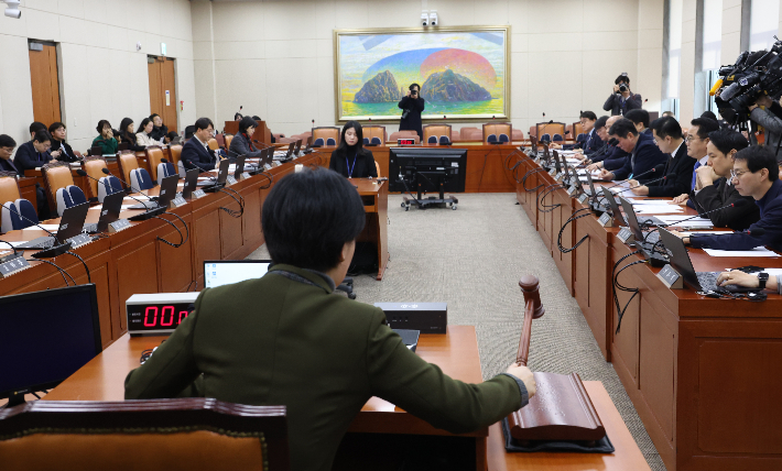 22일 국회에서 국민의힘 의원들이 불참한 가운데 정무위원회 회의가 열리고 있다. 연합뉴스