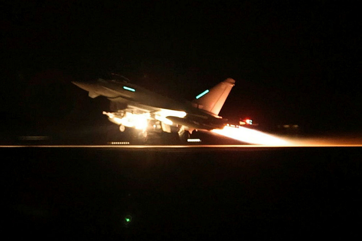 영국 공군(RAF) 타이푼 전투기가 지난 12일(현지시간) 예멘 친이란 반군 후티의 근거지를 공격하기 위해 키프로스 아크로티리 공군기지에서 이륙하고 있다. 영국 국방부 제공