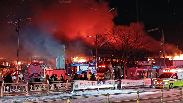 22일 오후 11시 8분쯤 충남 서천군 서천읍 서천특화시장에서 불이 났다. 연합뉴스