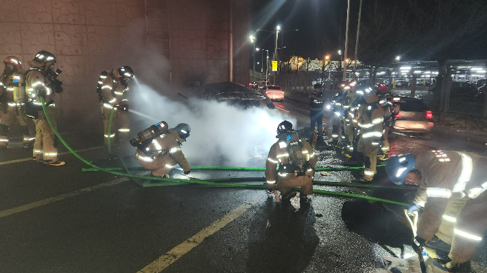 23일 오전 5시 9분쯤 울산 동구 성내삼거리에서 아산로 방면으로 진입하던 아이오닉 승용차가 도로 교각을 들이받고 불이 났다. 울산소방본부 제공