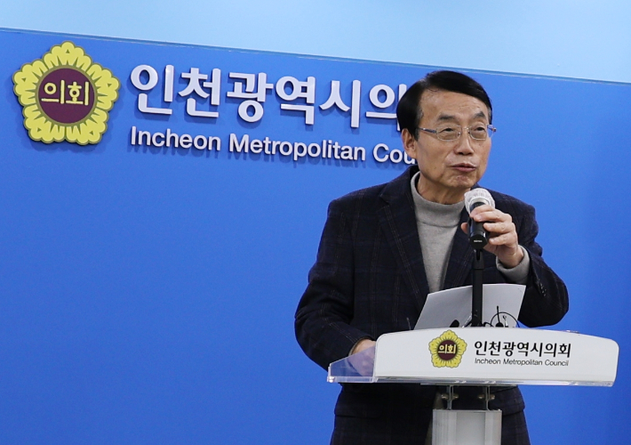 허식 인천시의회 의장이 인천시의회 본관에서 5·18 민주화운동 폄훼 논란에 대한 기자회견을 열고 입장을 밝히고 있다. 연합뉴스
