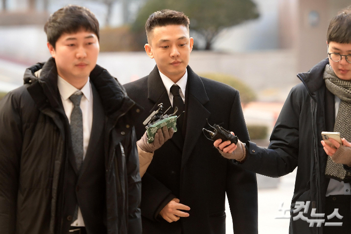 상습 마약 투약 혐의로 기소된 배우 유아인(본명 엄홍식)이 23일 서울중앙지법에서 열린 1심 2차 공판에 출석하고 있다. 박종민 기자