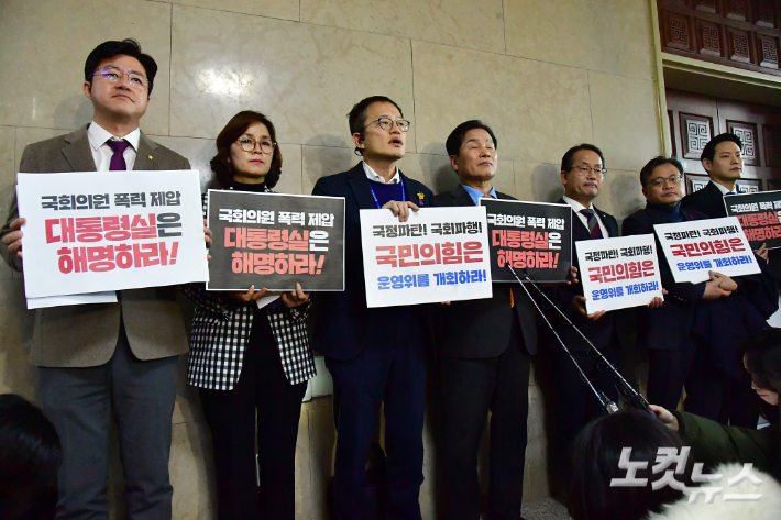 더불어민주당 박주민 의원 등 야당 의원들이 23일 서울 여의도 국회 운영위원회 회의장 앞에서 산회 후 기자회견을 하고 있다. 더불어민주당을 비롯한 야당은 대통령이 참석한 행사에서 강성희 진보당 의원을 강제퇴장 조치한 것과 관련 운영위 소집을 요구, 현안 질의를 할 계획이었다. 이날 국민의힘 의원들은 불참했다. 윤창원 기자