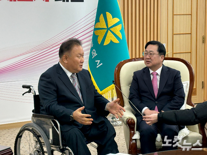 (왼쪽부터) 국민의힘 이상민 의원(대전 유성을)과 이장우 대전시장은 23일 오후 대전시청에서 간담회를 열고 대전시 현안을 논의했다. 김미성 기자