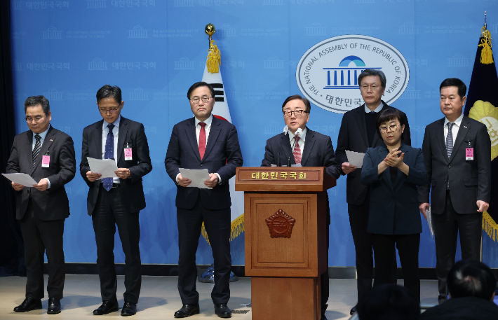 23일 국회에서 대한상공회의소와 한국경제인협회, 한국경영자총협회, 한국무역협회, 한국중견기업연합회가 공동으로 연 '중대재해처벌법 50인 미만 사업장 적용 유예 촉구 기자회견'에서 이동근 경총 상근부회장이 성명을 발표하고 있다. 연합뉴스