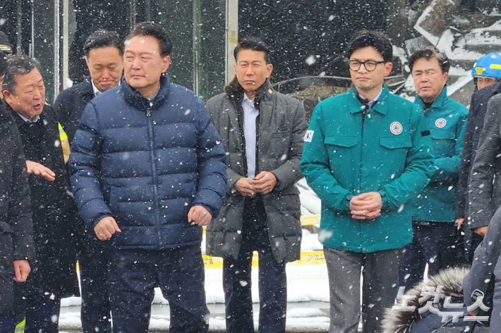 윤석열 대통령은 국민의힘 한동훈 비상대책위원장과 함께 23일 오후 대형 화재가 발생한 충남 서천특화시장 현장을 방문했다. 서천=서민선 기자