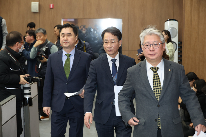 민주당 원칙과상식, 탈당 기자회견     (서울=연합뉴스) 한상균 기자 = 더불어민주당 비이재명계 모임인 '원칙과 상식' 김종민(맨 왼쪽), 이원욱, 조응천(맨 오른쪽) 의원이 10일 국회에서 탈당 기자회견을 하기 위해 입장하고 있다. 2024.1.10     xyz@yna.co.kr (끝)   연합뉴스