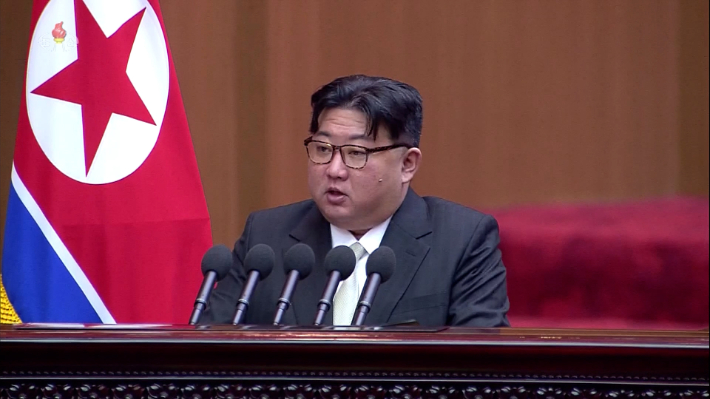김정은 북한 국무위원장이 지난 15일 평양 만수대의사당에서 열린 최고인민회의에서 시정연설 했다고 조선중앙TV가 16일 보도했다. 연합뉴스