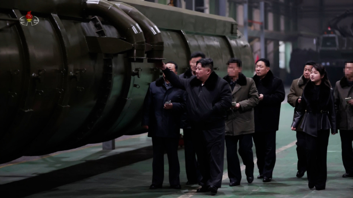 김정은 북한 국무위원장이 '중요군용대차생산공장'을 현지 지도했다고 조선중앙TV가 5일 보도했다. 공개된 사진에 신형 고체연료 ICBM 화성-18형 이동식 발사대가 보인다. 연합뉴스