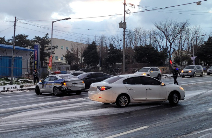 빙판길에 순찰차도 '쾅'. 연합뉴스