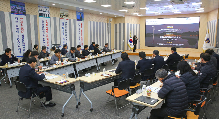 주낙영 경주시장이 관광진흥 5개년 계획수립 용역 완료보고회에 참석해 브리핑을 듣고 있다. 경주시 제공