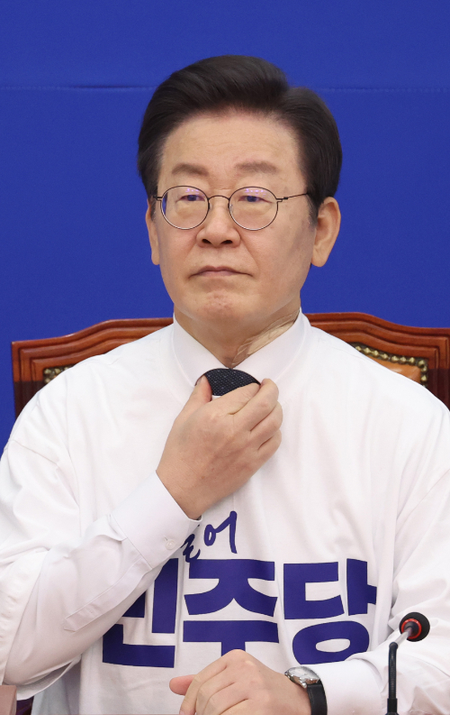 더불어민주당 이재명 대표가 24일 국회에서 열린 새 PI 선포식에서 넥타이를 만지고 있다. 연합뉴스