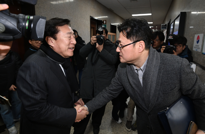 더불어민주당 홍익표 원내대표가 24일 국회에서 김기문 중소기업중앙회장과 만나고 있다. 김 회장은 중대재해처벌법 시행과 관련해 홍 원내대표를 방문했다. 연합뉴스