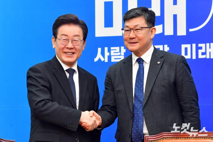 악수하는 이재명 대표-김남근 변호사