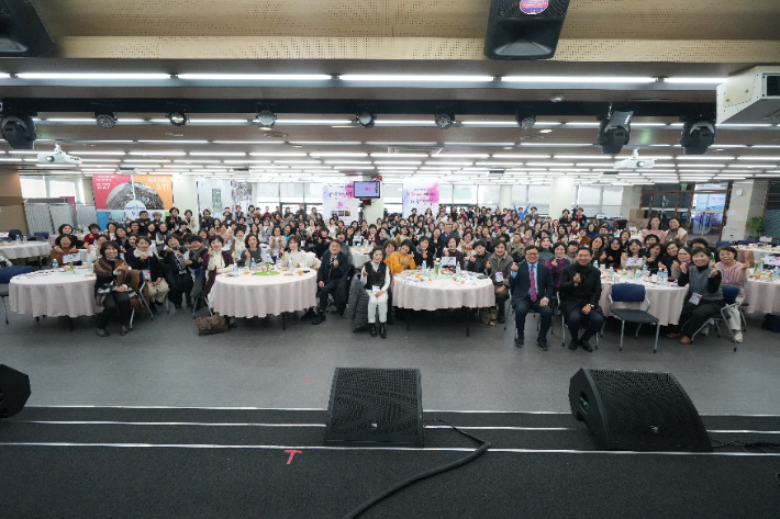 2024 마마클럽 전국지도자컨퍼런스가 23일, 수영로교회에서 열렸다. △마마클럽, 성시화운동본부 단체사진
