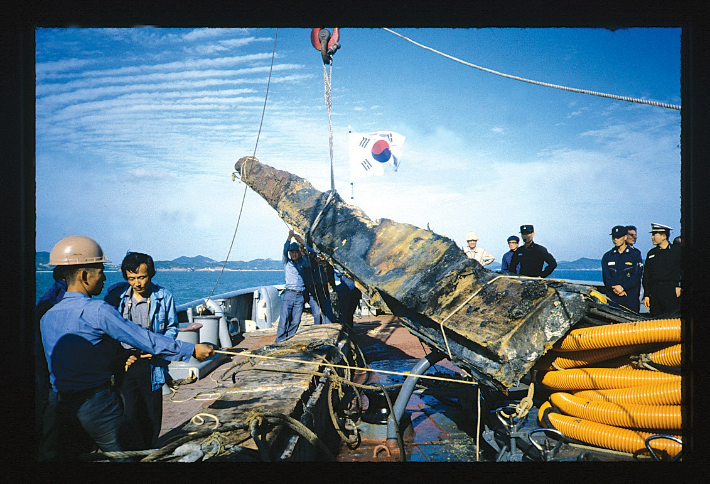 신안 해저 발굴 선체 인양 모습. 신안군 제공