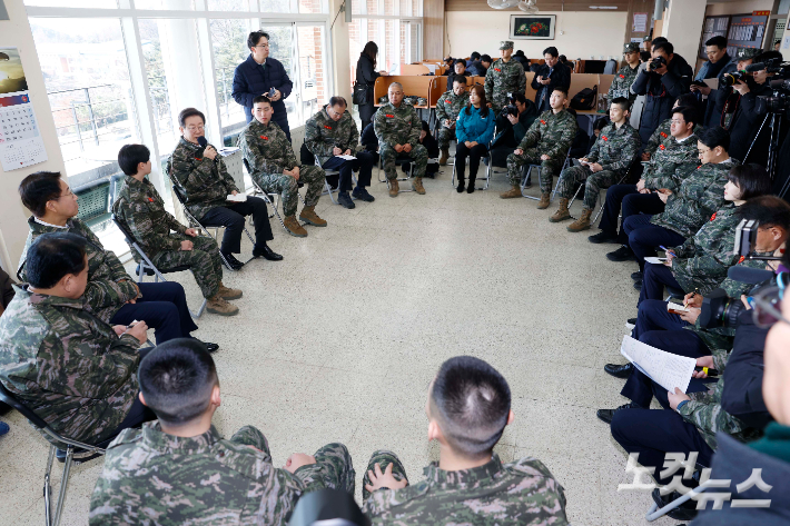 이재명 더불어민주당 대표가 24일 오후 경기도 김포 해병 2사단 1여단을 방문해 장병들과 만나 간담회를 하고 있다. 국회사진취재단