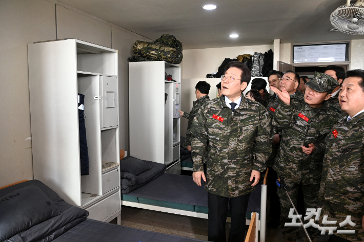 이재명 더불어민주당 대표가 24일 오후 경기도 김포 해병 2사단 1여단을 방문해 장병 생활반을 살펴보고 있다. 국회사진취재단