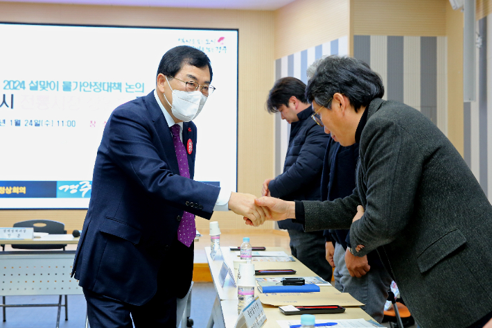 주낙영 시장이 전통시장 상인회 간담회에 참석해 윤영선 중심상가시장 상인회장과 인사하고 있다. 경주시 제공