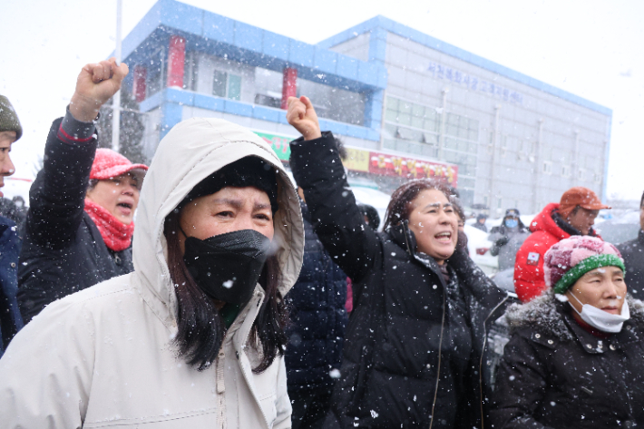 지난 23일 충남 서천군 서천읍 화재 피해를 당한 서천특화시장 일부 상인들이 "시장을 방문한 윤석열 대통령이 정작 피해 상인들에게 한 마디 위로나 어떠한 발언도 없이 사진만 찍고 갔다"며 분노를 표출하는 모습. 연합뉴스