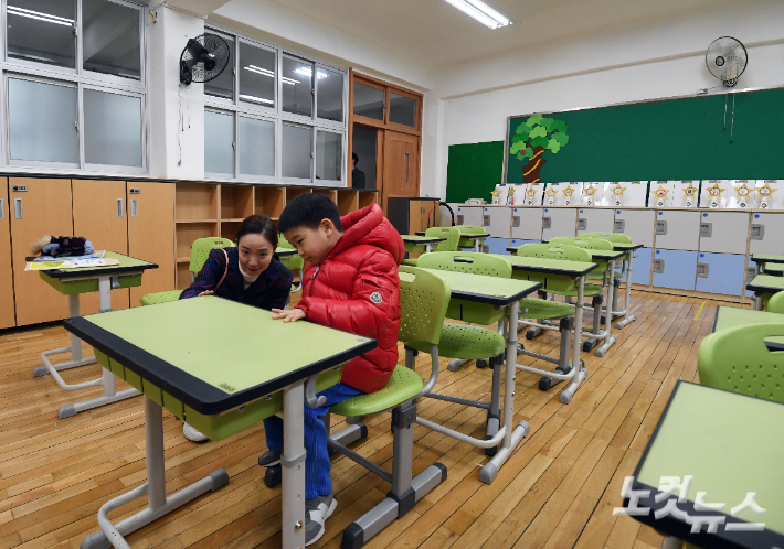 2024학년도 초등학교 신입생 예비소집일인 4일 오후 서울 서초구 원명초등학교를 찾은 예비 초등학생이 엄마와 함께 1학년 교실을 둘러보고 있다. 황진환 기자