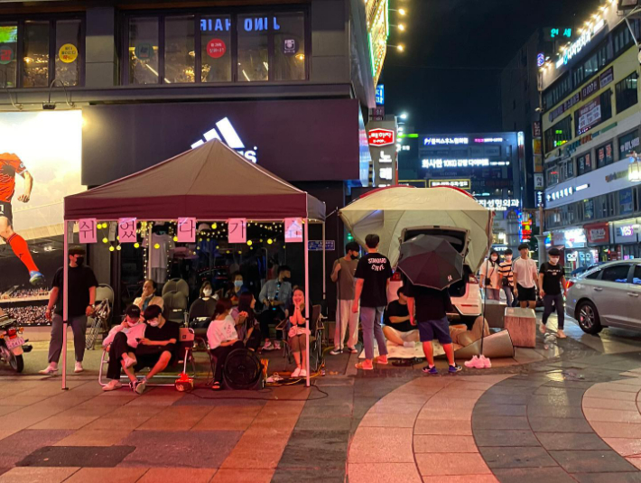 패스커뮤니티교회가 거리의 청년들의 말을 들어주기 위해 진행한 일명 '불금사역' 현장 