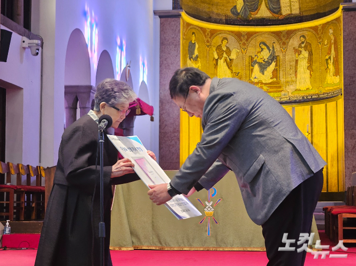 이상숙 권사는 지난 2018년부터 5년동안 석사와 박사학위과정을 마친 성공회대(김경문 총장)에 저서 '용서하십시오'를 헌정했다. 출판 수익금은 성공회대 장학금으로 사용된다.