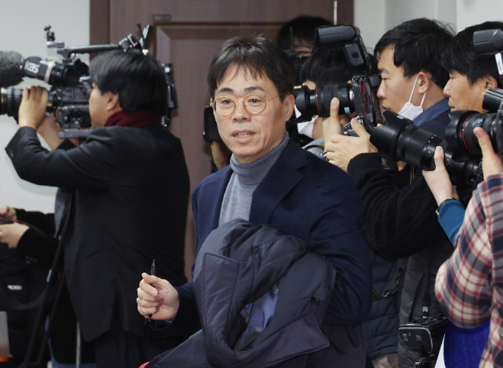 국민의힘 김경율 비대위원이 25일 여의도 당사에서 열린 비대위 회의에 입장하고 있다. 연합뉴스