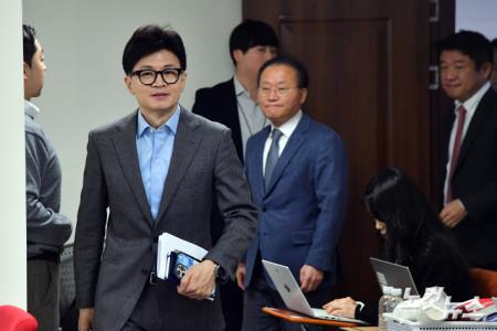 비상대책위원회의 참석하는 한동훈 비대위원장