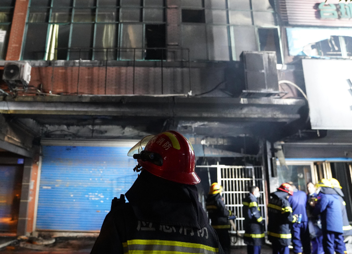지난 24일 화재가 발생한 중국 장시성 상가 건물. 연합뉴스