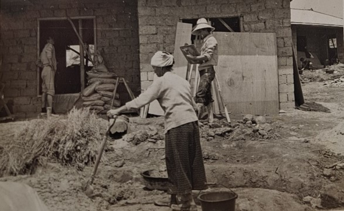 1976년 김제군 성덕면 공동묘지로 쫓겨난 금동마을 주민들이 흙벽돌을 만들어 집을 짓고 있다. 주민대표 김창수씨 제공