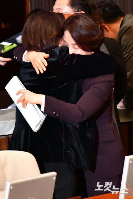 심상정 의원과 포옹하는 이은주 의원