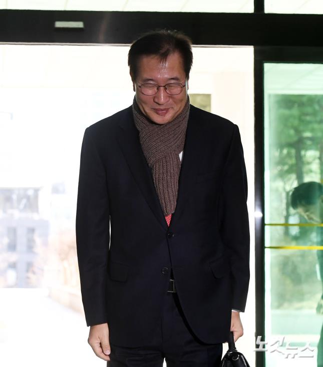 고개숙여 인사하는 법무장관 후보자