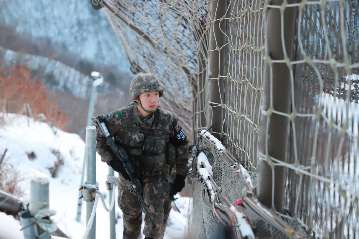 육군 7사단 5여단 소속 GOP 소초장 안성진 중위가 전방 철책 경계임무를 수행하고 있다. 국방부 제공