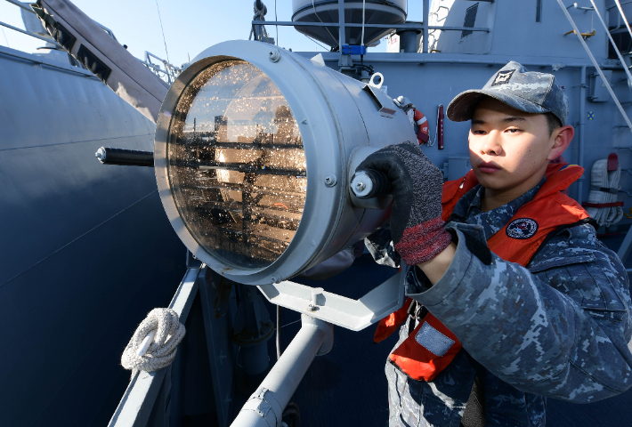 1함대사령부 임병래함 소속 조타사 이주경 하사가 발광 신호를 보내고 있다. 국방부 제공