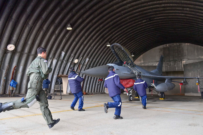 비상대기 중이던 공군 전투기조종사(20전비 123대대 대위 허남준)와 정비사가 긴급출격명령을 받고 KF-16 전투기를 향해 뛰어가고 있다. 국방부 제공