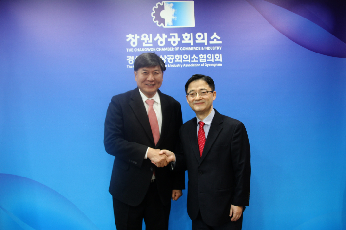 최재호 창원상공회의소 회장과 김정훈 한국은행 경남본부장이 지난 24일 오후 창원상공회의소 회장실에서 지역기업과 금융기관 간 상생협력 방안을 논의했다. 창원상의 제공