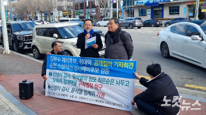 25일 기자회견 중인 김문수 후보(왼)와 정대택씨. 박사라 기자 