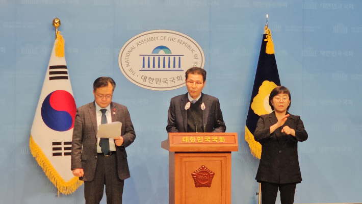 24일 국회소통관에서 '김건희 특검 촉구' 기자회견을  연 신성식 예비후보. 신성식 제공 