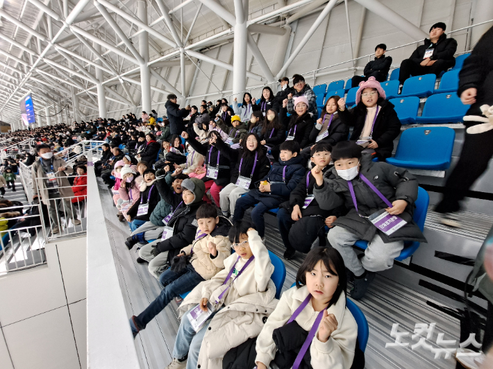 "대한민국 화이팅" 25일 강릉 스피드 스케이팅 경기장을 찾은 속초 지역 어린이들이 이날 열린 혼성 계주에 참가한 우리나라 선수들을 응원하고 있다. 진유정 기자 