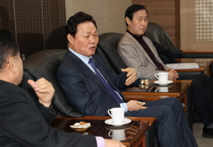 우동기 지방시대위원장 만난 박완수 경남지사. 경남도청 제공 