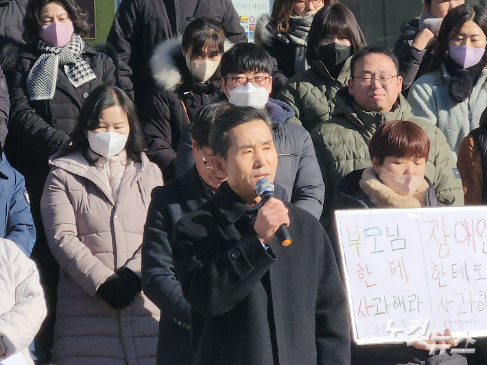 24일 오전 부산 북구청 앞에서 열린 부산장애인부모회 기자회견에서 오태원 북구청장이 자신의 발달장애인 망언에 대해 공식 사과하고 있다. 정혜린 기자