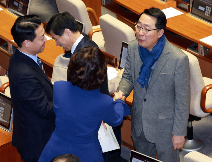 의원들과 인사 나누는 윤영찬 의원     (서울=연합뉴스) 한종찬 기자 = 더불어민주당 윤영찬 의원이 25일 국회에서 열린 본회의에서 동료 의원들과 인사를 나누고 있다. 2024.1.25     saba@yna.co.kr (끝)   연합뉴스