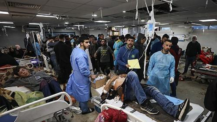 25일 구호품을 기다리다 이스라엘의 공격에 다친 팔레스타인 주민들이 가자시티 알시파 병원에서 치료를 받고 있다. 연합뉴스