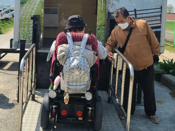부산 삼락생태공원의 한 화장실에서 장애인 단체가 휠체어 리프트가 제대로 작동하지 않는 모습을 시연하고 있다. 사상구장애인자립생활센터 제공